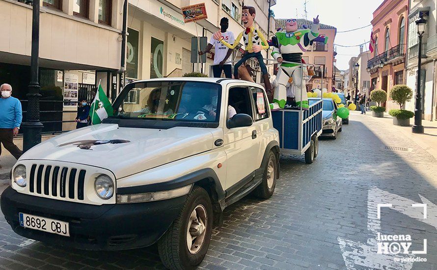 GALERÍA: Un centenar de vehículos llevan a las calles de Lucena el clamor del sector de la feria tras más de un año sin ingresos ni ayudas