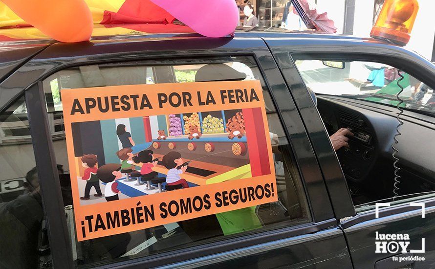 GALERÍA: Un centenar de vehículos llevan a las calles de Lucena el clamor del sector de la feria tras más de un año sin ingresos ni ayudas