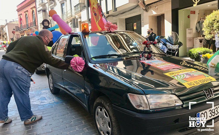 GALERÍA: Un centenar de vehículos llevan a las calles de Lucena el clamor del sector de la feria tras más de un año sin ingresos ni ayudas