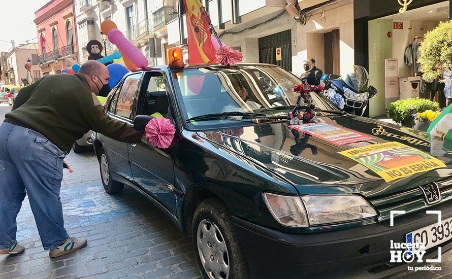 GALERÍA: Un centenar de vehículos llevan a las calles de Lucena el clamor del sector de la feria tras más de un año sin ingresos ni ayudas GALERÍA: Un centenar de vehículos llevan a las calles de Lucena el clamor del sector de la feria tras más de un año sin ingresos ni ayudas