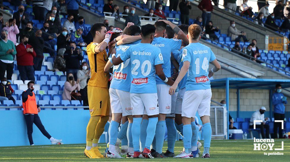  El Ciudad de Lucena festeja un gol contra el Pozoblanco 