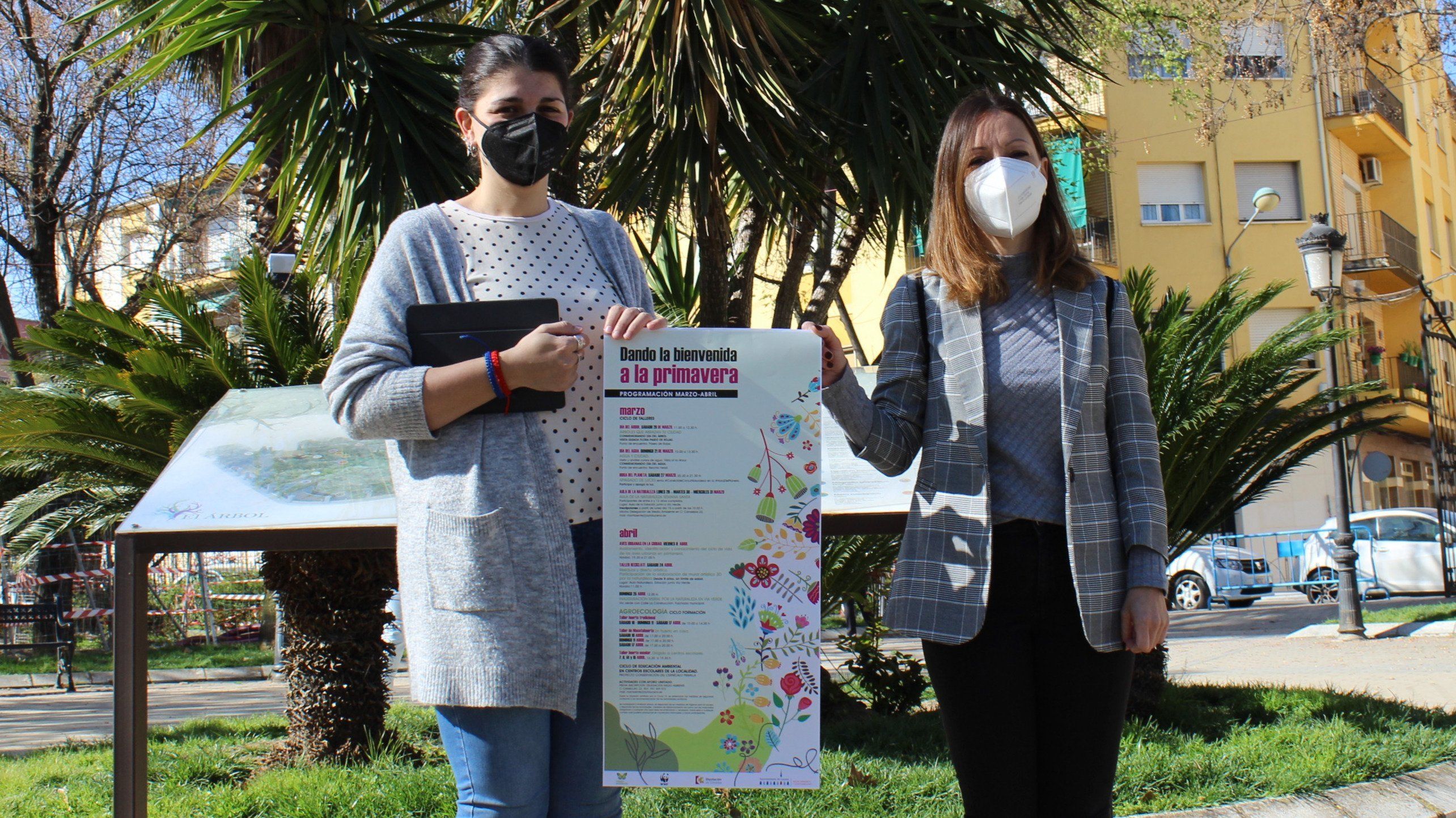  Mamen Beato y Mayra Gómez durante la presentación en el Paseo de Rojas de la programación del Ayuntamiento de Lucena para la entrada de la primavera 