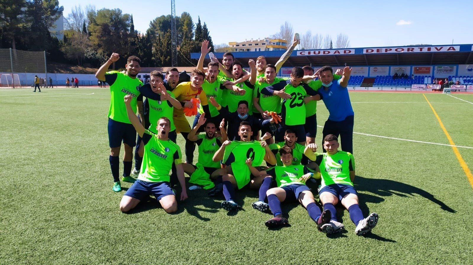  La plantilla del CD Lucecor festeja su acceso a la siguiente fase en la ciudad deportiva Antonio Machado de Priego de Córdoba 