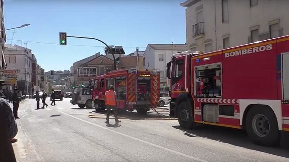  Los vehículos de bomberos junto al edificio siniestrado hoy en Rute 
