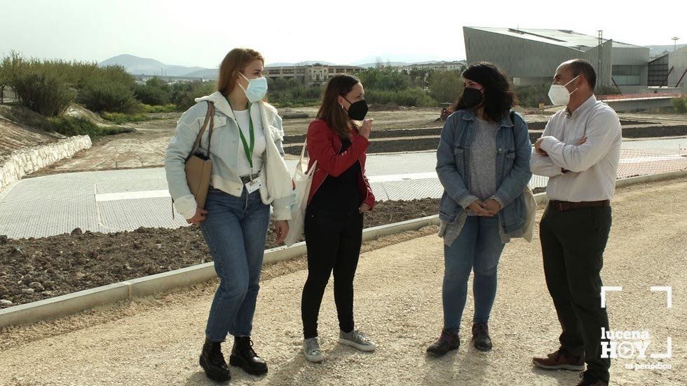  Un momento de la visita a la zona donde se ubicarán los primeros huertos urbanos de la futura red 