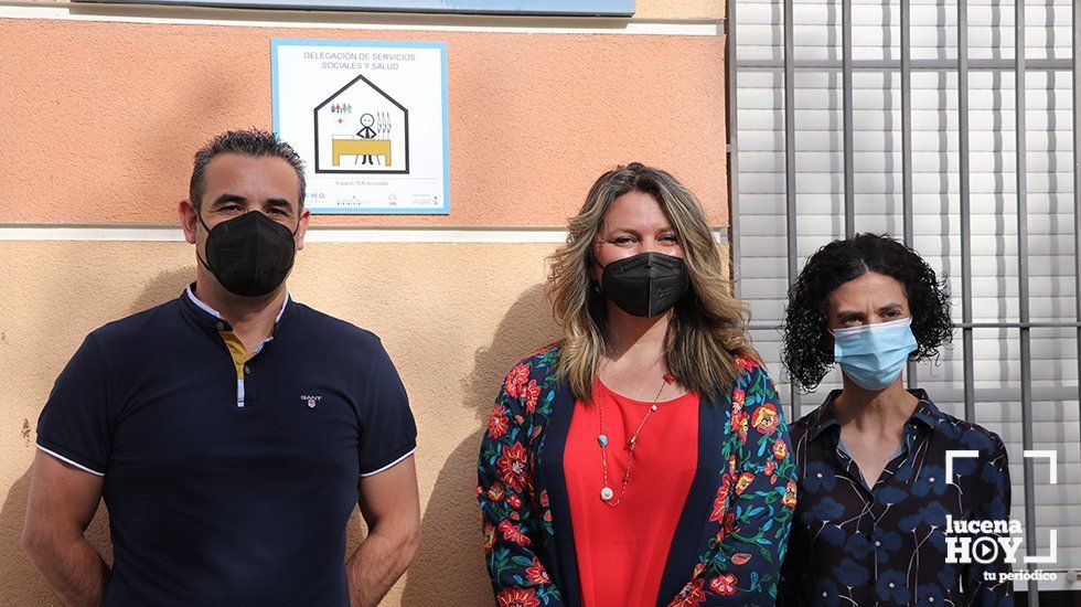  Antonio González, Carmen Gallardo y Rocío Valle, junto a una de las señales instaladas en el centro de Servicios Sociales. 