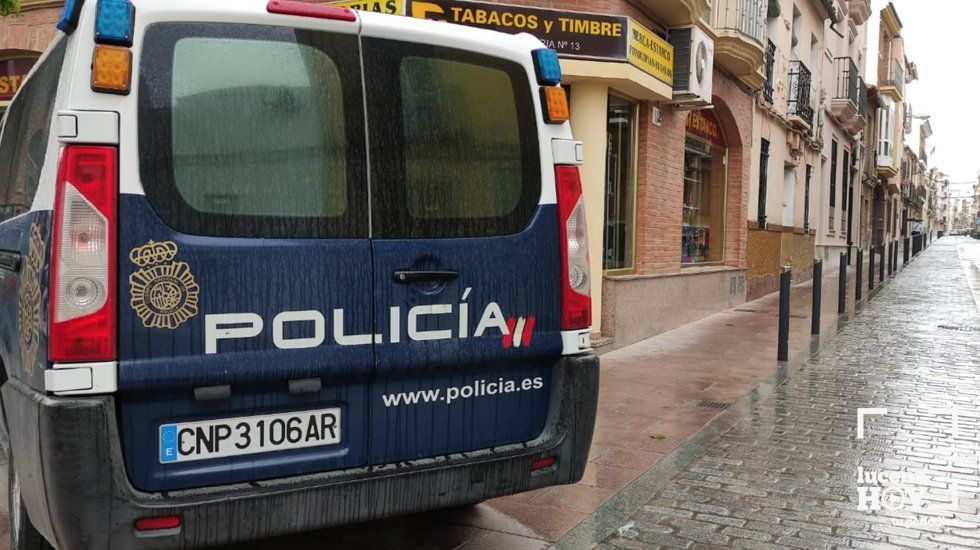  Uno de los vehículos policiales que ha tomado parte en el operativo en la calle Mediabarba 