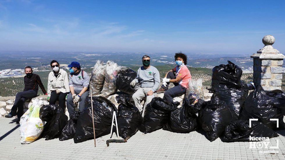 Voluntarios de Mejorana junto a buena parte de la basura recogida en el entorno del Santuario de Aras 