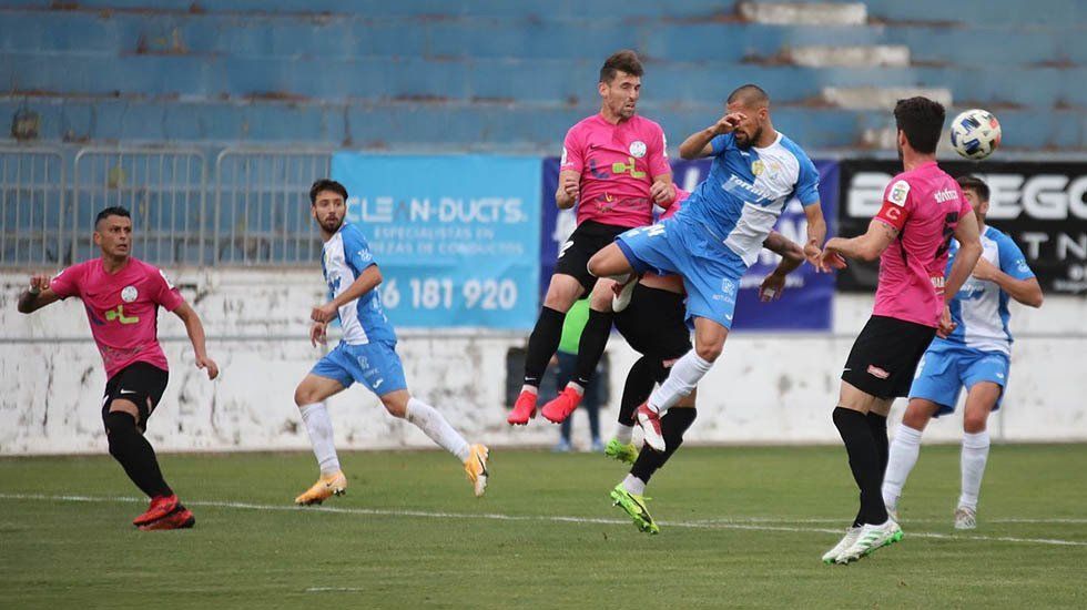  Jugada entre el Xerez y el Ciudad de Lucena en el estadio de La Juventud (Foto: Xerez Club Deportivo) 