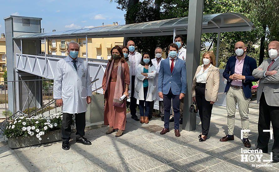  Autoridades junto a la pasarela del nuevo ascensor exterior de acceso al hospital de Cabra 