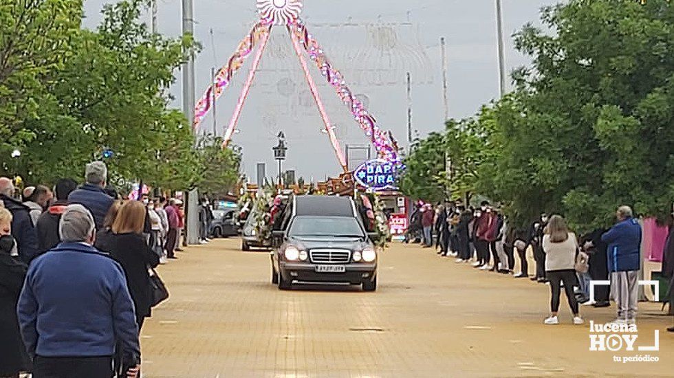  El coche fúnebre con los restos de Andrés Pérez pasa por la calle central de la Feria de la Primavera de Lucena para recibir el homenaje de sus compañeros 