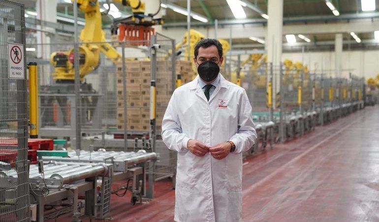  Juanma Moreno en una visita a la factoría de Pastas Gallo, en El Carpio 