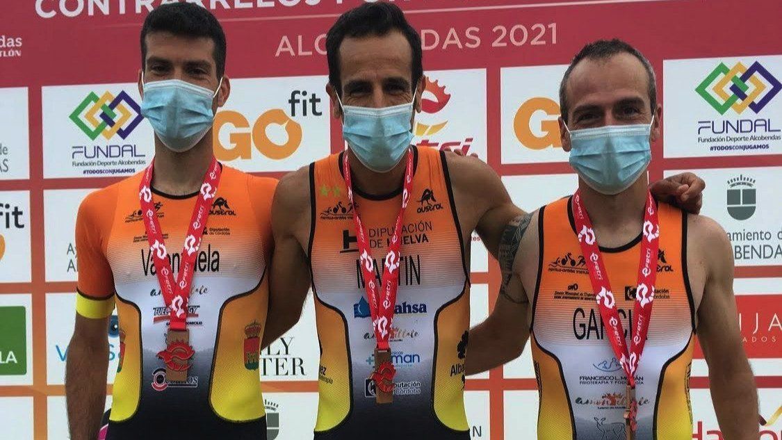  Cristóbal Valenzuela, Emilio Martín y Cristóbal García, integrantes del Montilla Córdoba, posan con la medalla de bronce 