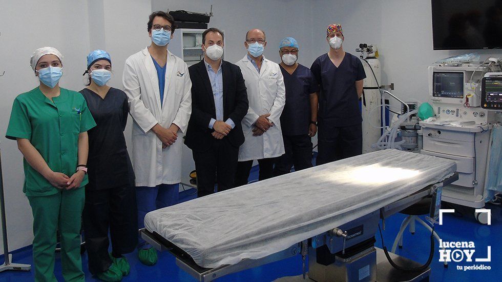  En la foto el gerente del hospital, Carlos Molina, junto al director médico, Rafael A. Cejas, y el equipo médico que ha realizado esta primera intervención formado por el doctor Fernando Iglesias, el anestesiólogo Arnoldo Ávalos, el personal de enfermería María Parrado y Antonio M. García y la auxiliar Mª Carmen Campaña 