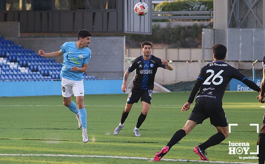  Pugna por el esférico entre el Ciudad de Lucena y el Xerez Deportivo 