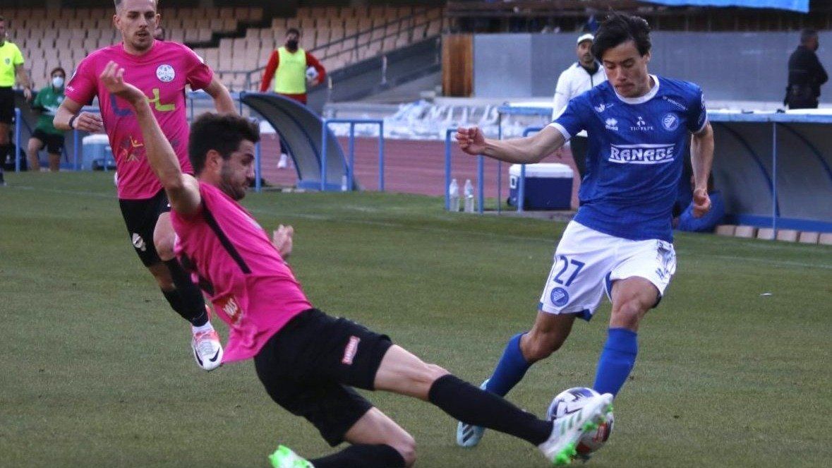  Balón dividido entre el Xerez Deportivo y el Ciudad de Lucena (Imagen: @XerezDFC) 