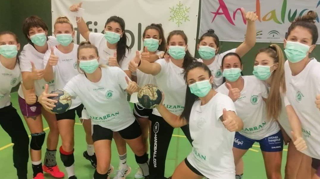  Jugadoras del Club Deportivo Balonmano Adesal con las mascarillas donadas por Effimed 