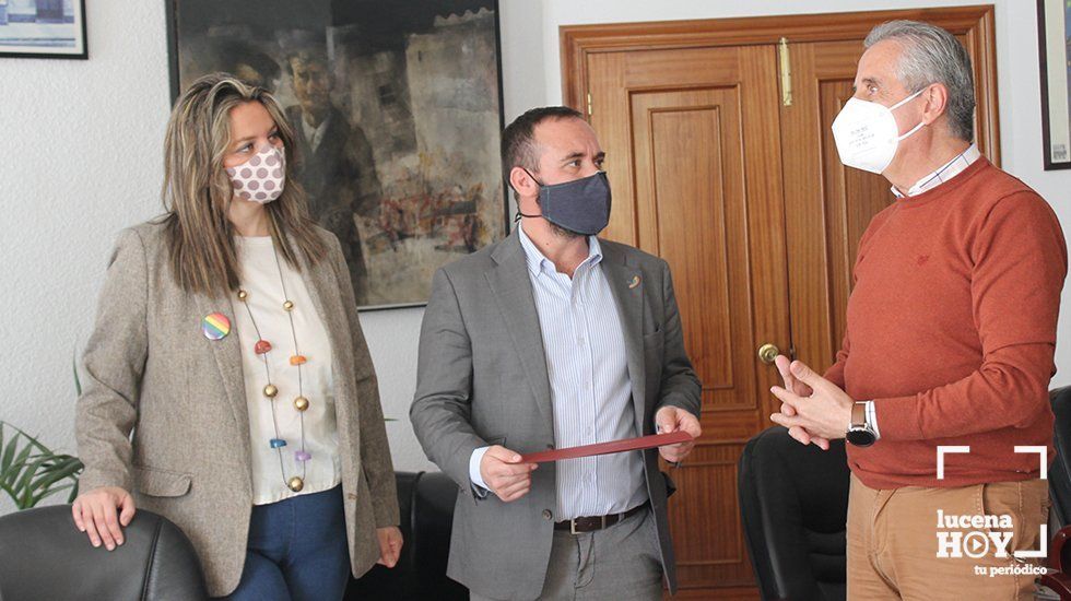  El alcalde de Lucena, Juan Pérez, junto al presidente de la Red de Municipios Orgullosos, Manuel Rosado y la edil de Igualdad y Diversidad, Carmen Gallardo 