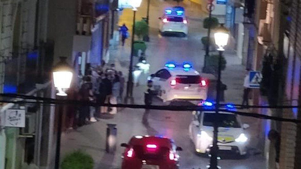  Efectivos policiales en la calle El Agua en la noche de ayer 