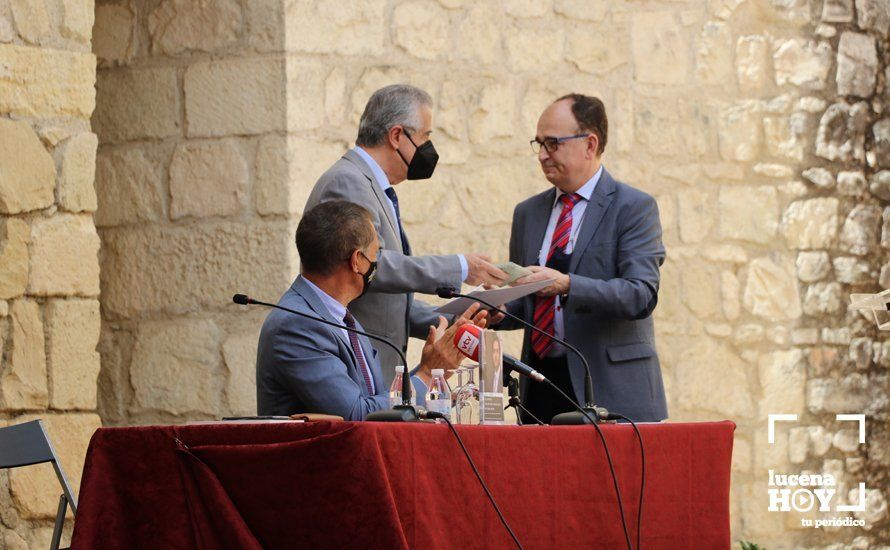 GALERÍA: 51 homenajes a Manolo Lara Cantizani en el libro "Fe, energía. Coloreando arcángeles, el tigre impar" presentado en el Castillo de Lucena