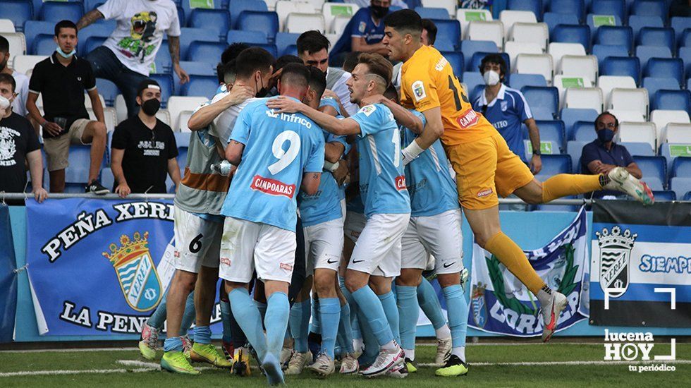  Los jugadores del Ciudad de Lucena celebran el gol que les da una importantísima victoria 