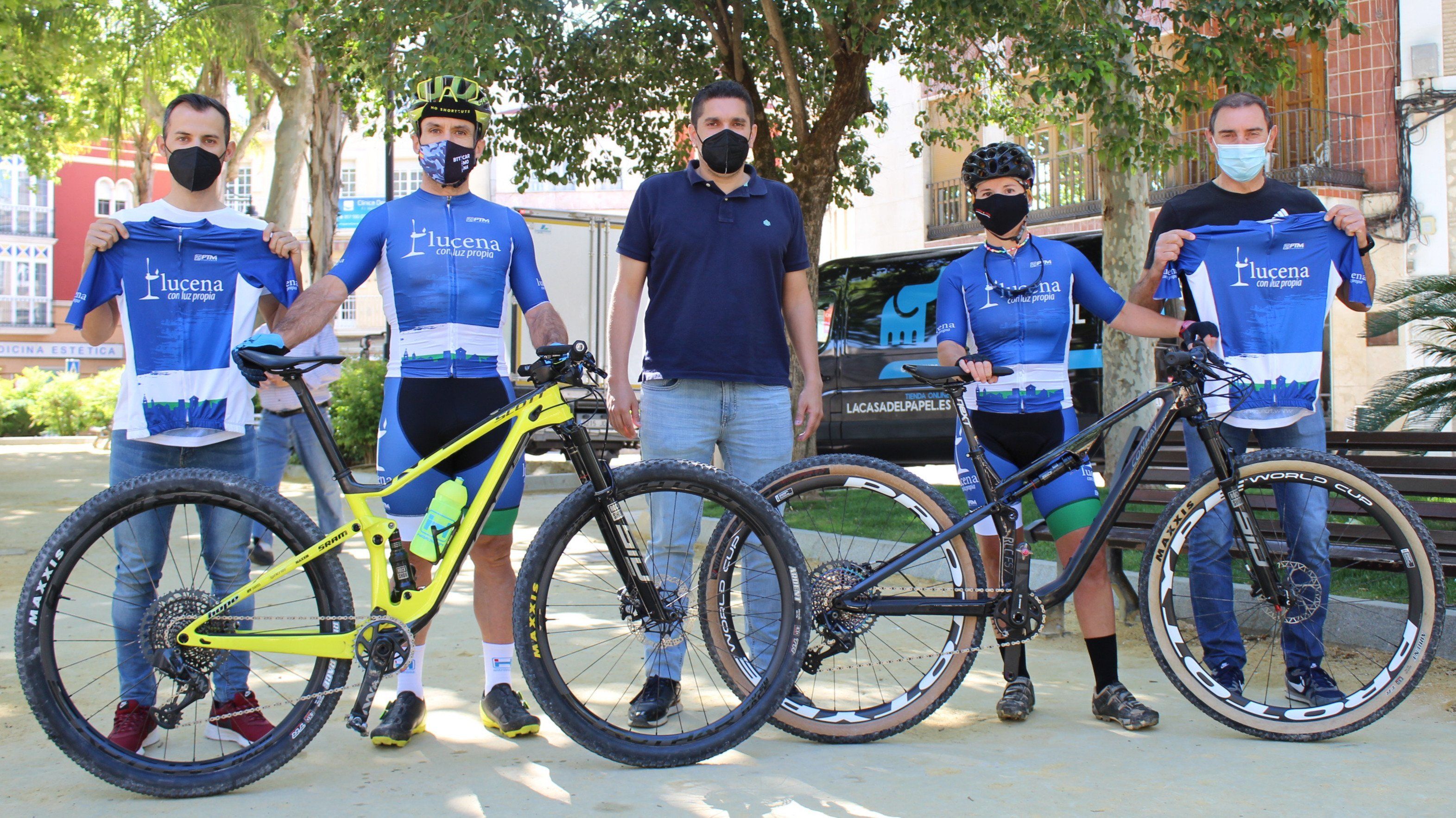  Paco Huertas, Domingo García, Carmen Campaña y Juan Ernesto junto a Alberto Lora en la presentación de la prueba Andalucía Bike Race 