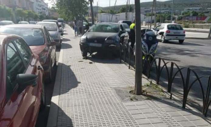  El vehículo siniestrado ha colisionado contra la mediana de forja que separa la calzada del acerado, sobre el que ha quedado estacionado tras el accidente. Fotos enviadas por lectores. 