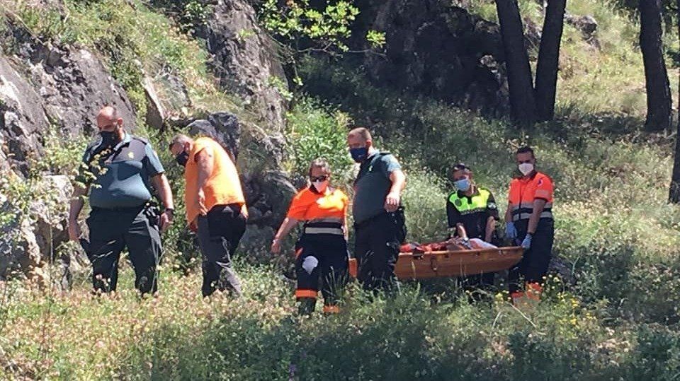  Labor de rescate llevada a cabo por agentes de Protección Civil, Policía Local, Guardia Civil y Servicios Sanitarios en la Sierra de Rute (Imagen: Policía Local de Rute 