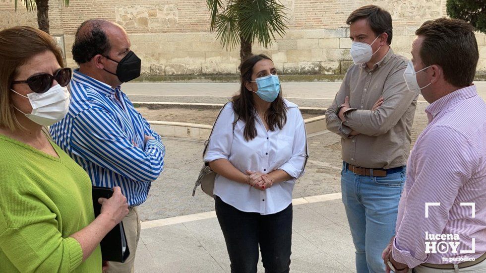  Beatriz Jurado conversa con miembros del grupo municipal del PP 