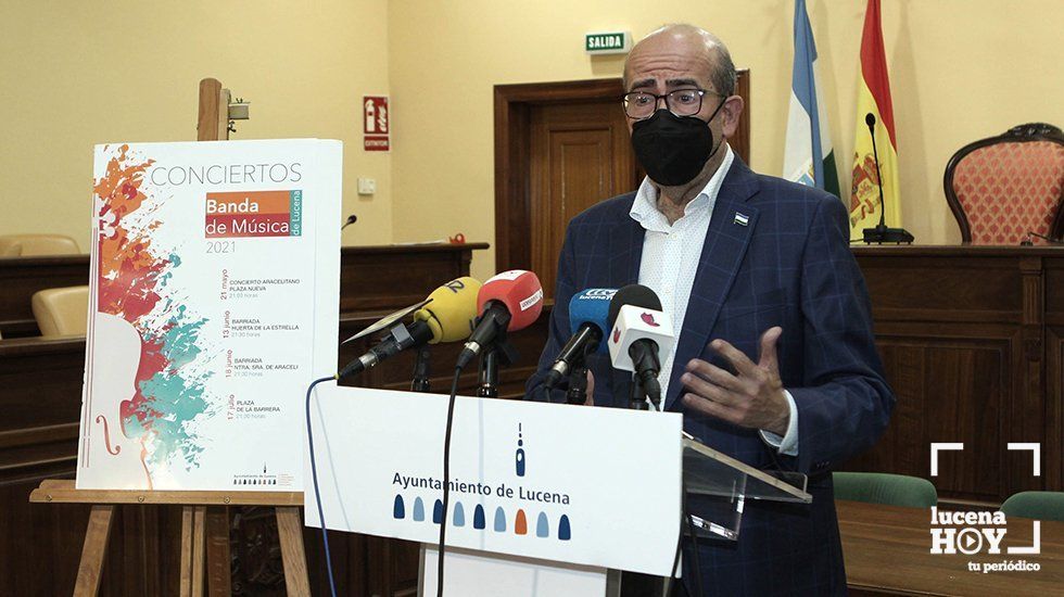  José Pedro Moreno junto al cartel anunciador del ciclo 