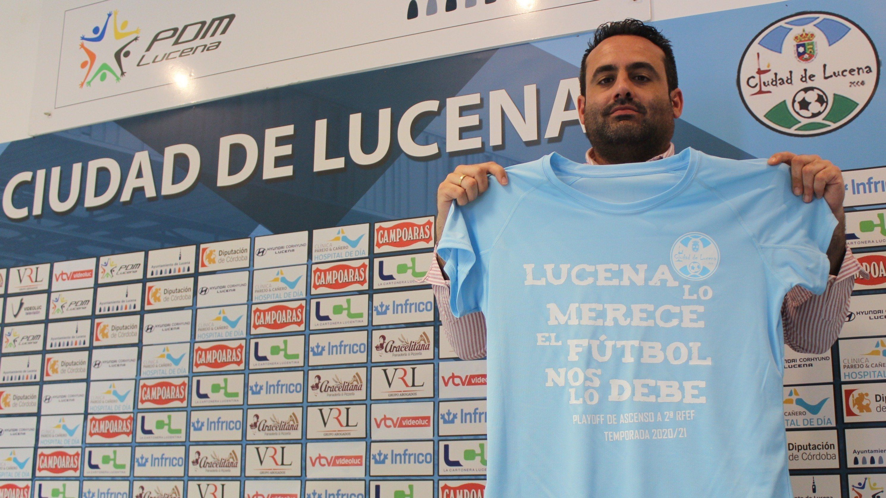  Jorge Torres presenta la nueva camiseta para apoyar al Ciudad de Lucena en su andadura por la fase de ascenso a 2ª RFEF 