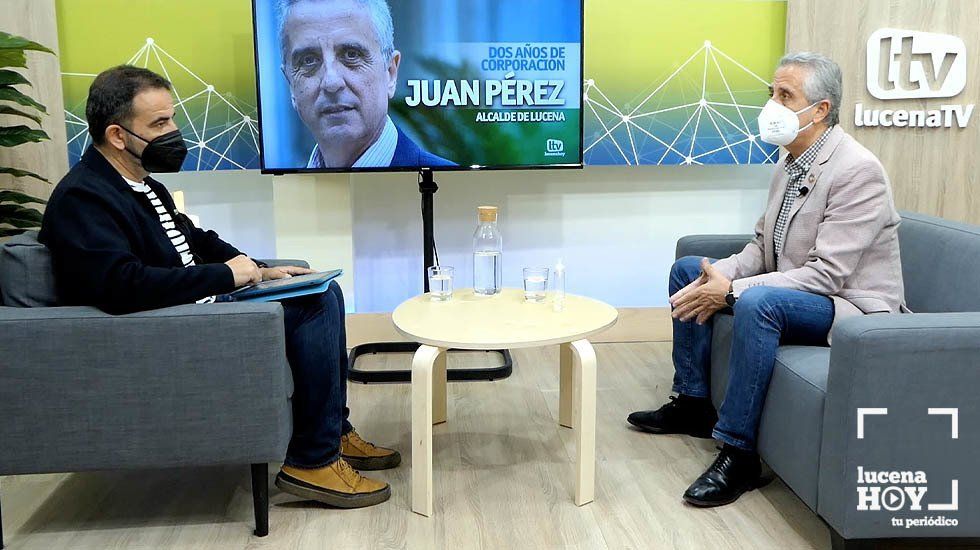  Una escena de la entrevista con Juan Pérez en nuestro nuevo plató de televisión 
