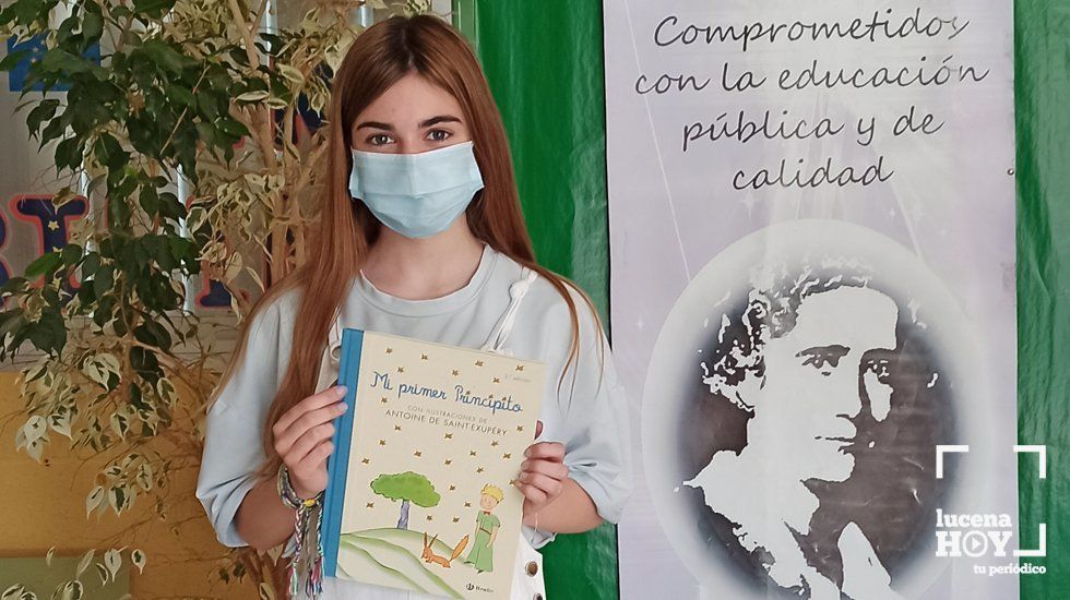  Miriam Alba Hurtado muestra la portada del libro que inspiró su trabajo 