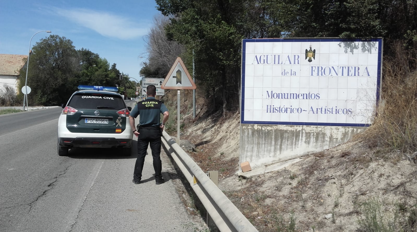  Agentes de la Guardia Civil a la entrada de Aguilar 