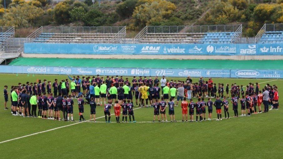  La familia del CD Lucecor sorprende al equipo senior durante su entrenamiento del jueves para desearle suerte contra el Egabrense 