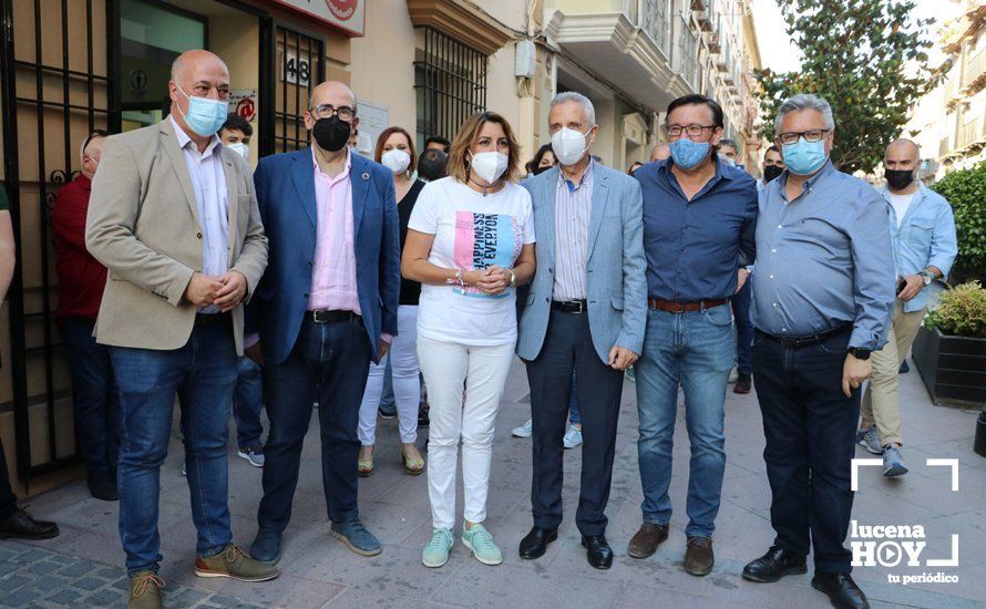  Susana Díaz a las puertas de la Casa del Pueblo de Lucena 