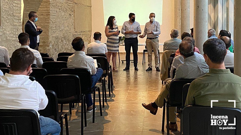  Una imagen de la reunión celebrada en la Casa de los Mora con presencia de representantes de una veintena de empresas locales del sector del mueble 