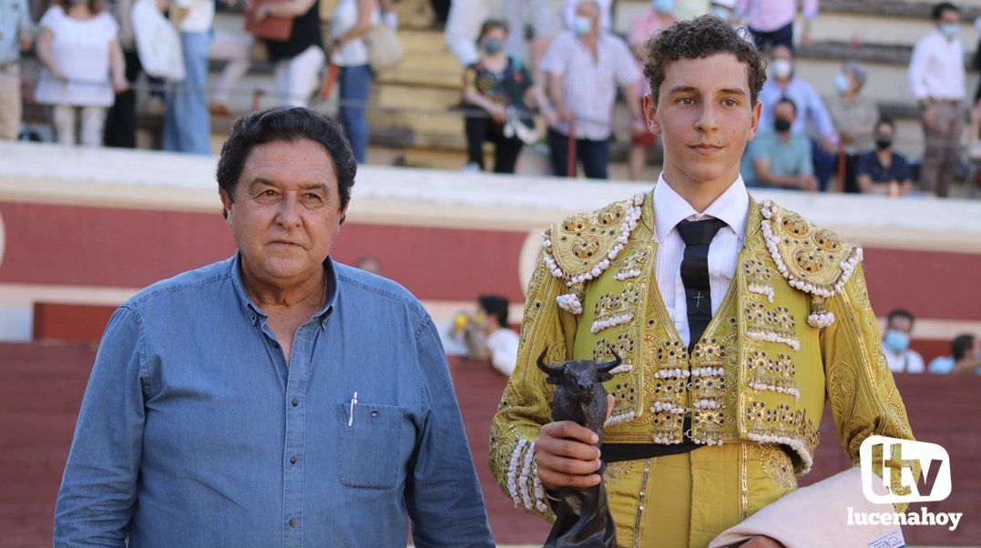  Tomas Campuzano entrega el trofeo al ganador de este I Bolsín Taurino Coso de los Donceles, Alejandro Mariscal. 