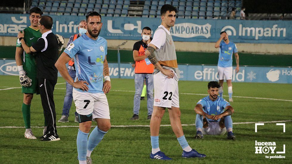  Algunos jugadores del Ciudad de Lucena apesadumbrados tras encajar el último gol del Ceuta 