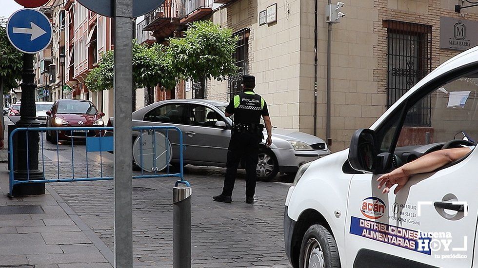  Vehículos confluyen en el cruce entre Las Torres y Canalejas, regulado por un agente de la policía local en la mañana de ayer. 