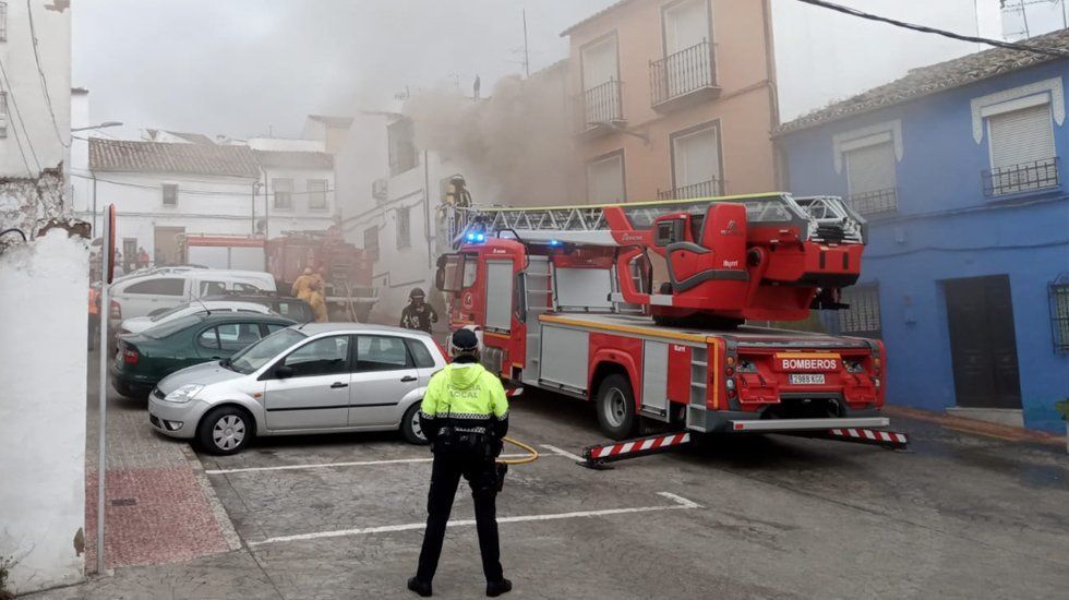  Efectivos del parque de bomberos de Lucena junto a la vivienda siniestrada 