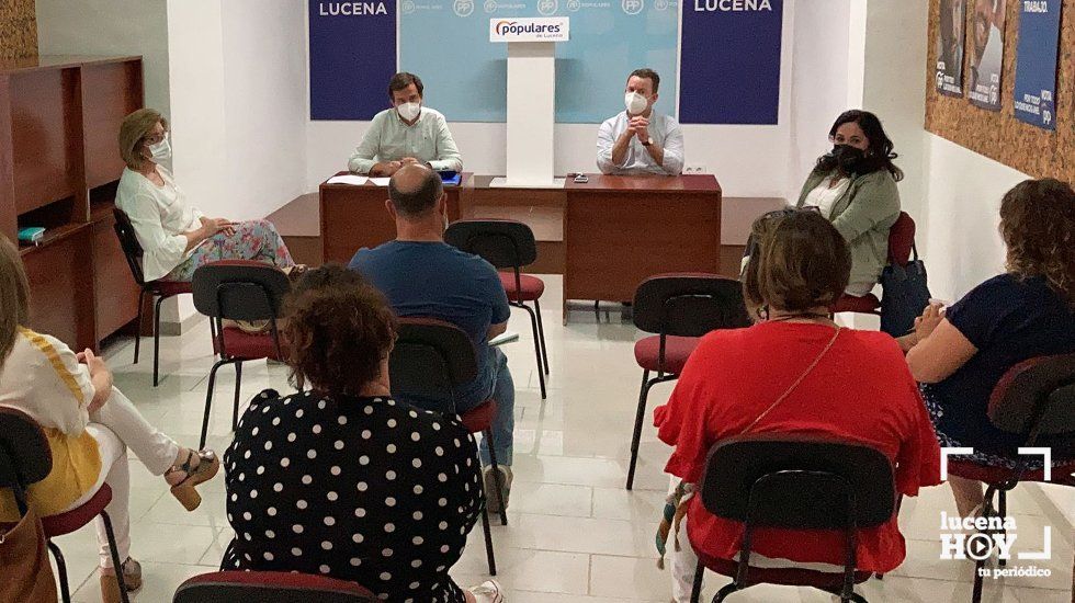  Un momento de la reunión del grupo municipal popular con las AMPAS de Lucena 