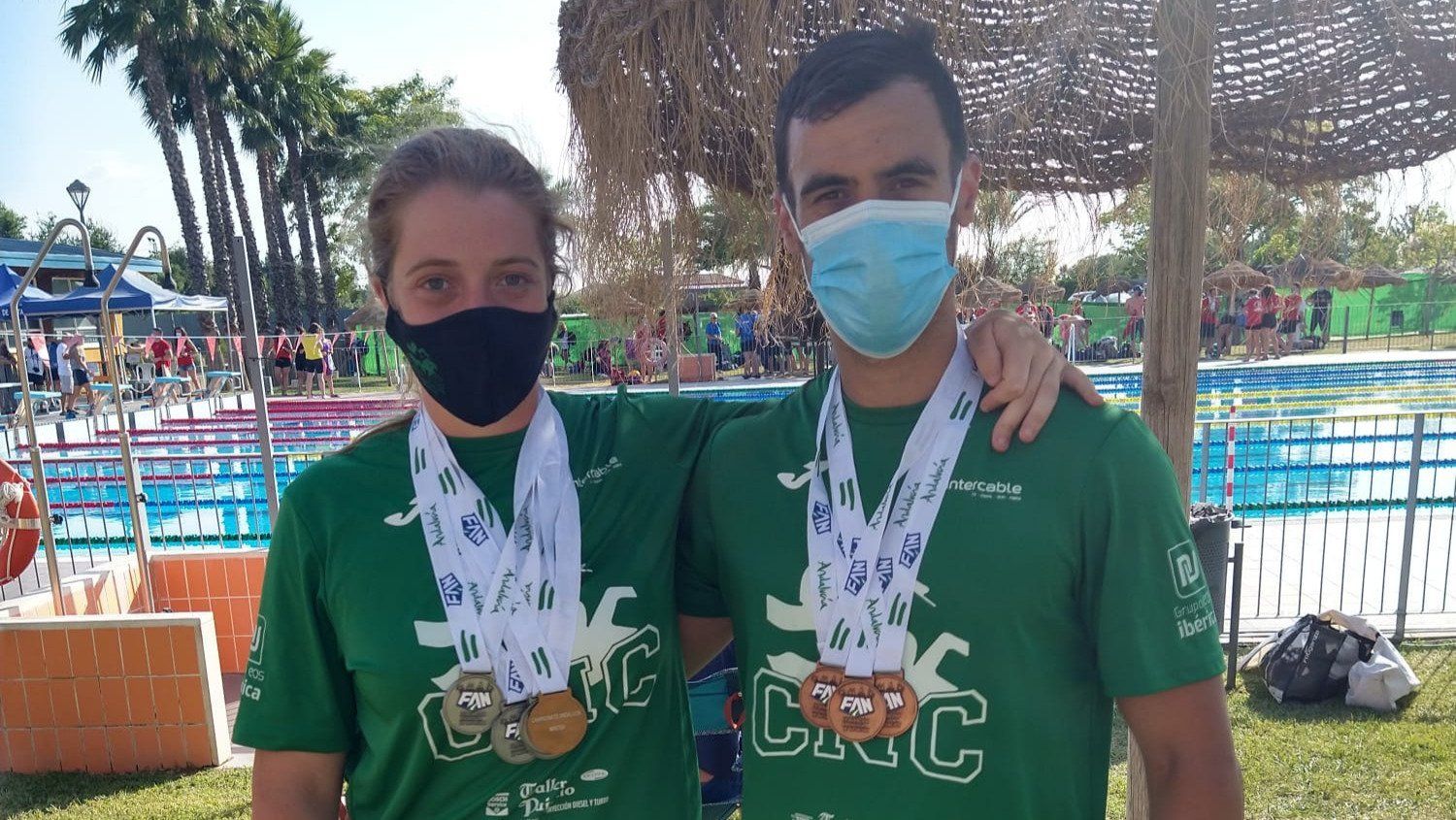  Elia Cuenca y Cristian Go?mez con las medallas que obtuvieron en el campeonato andaluz 