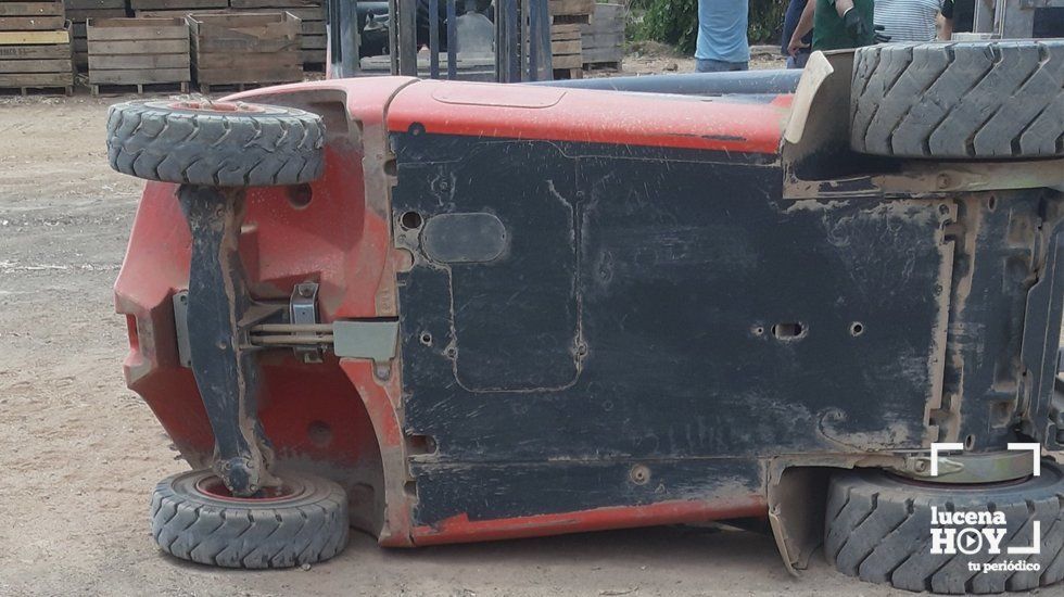  La carretilla volcada que ha causado la muerte al trabajador en Cabra. Foto: 061 Córdoba 