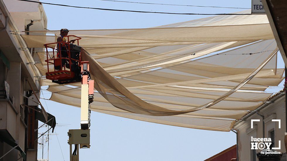  Instalación de toldos esta mañana en la calle El Peso 