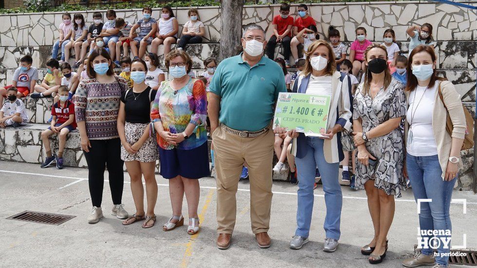  Juan Torres, director del centro, junto a Araceli Chicano, presidenta de la AEEC en Lucena y representantes del centro y la AMPA del colegio 