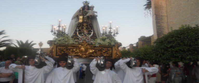  La Virgen del Carmen sale en procesión por su barrio 