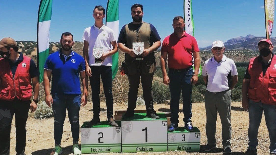  Rubén Pérez con su trofeo en lo más alto del podio 