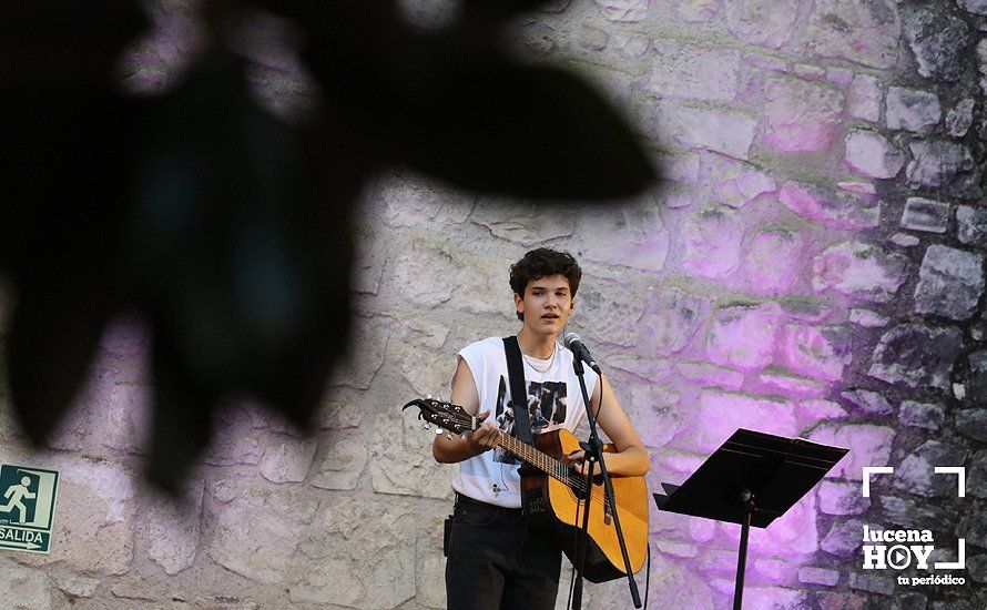 GALERÍA: Crespo debuta con lleno en su concierto en el patio del Castillo del Moral de Lucena