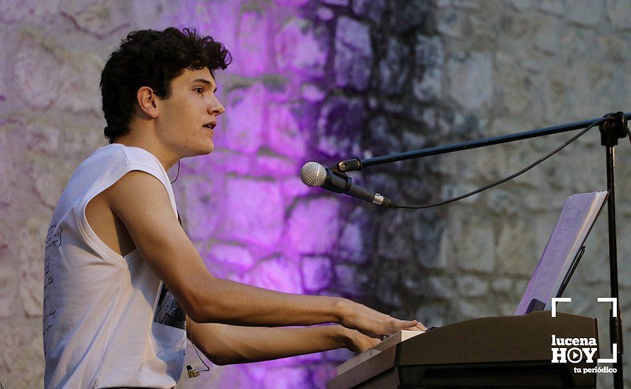 GALERÍA: Crespo debuta con lleno en su concierto en el patio del Castillo del Moral de Lucena